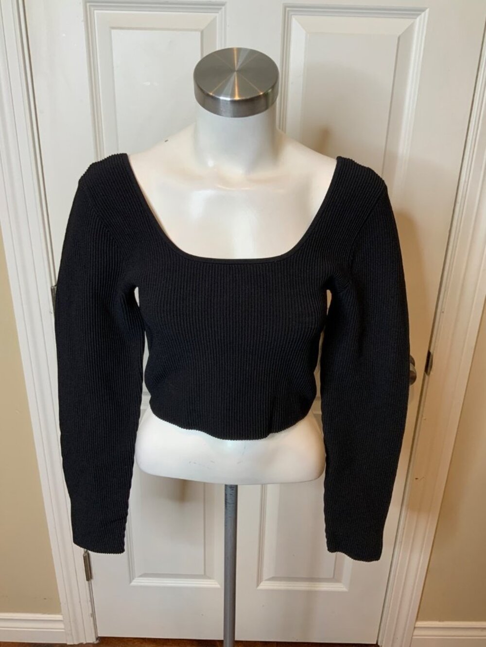 Babaton Aritzia Black Ribbed Scoop Neck Sculpt Crop Top, Size L